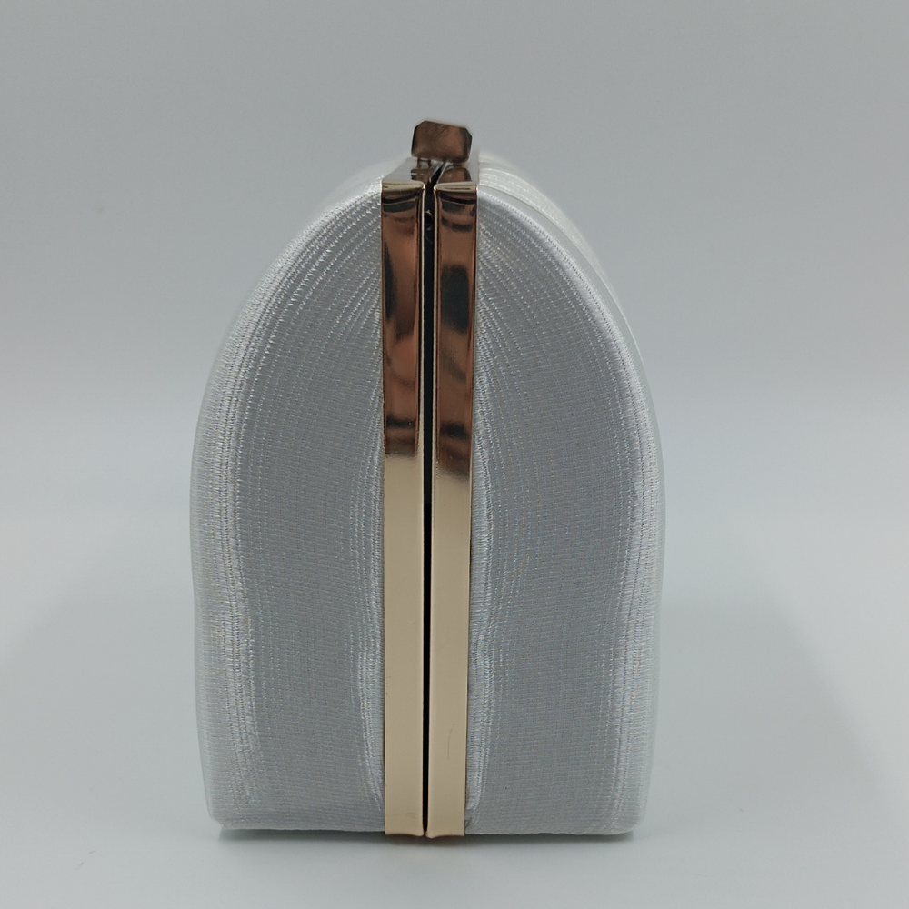 Λευκό βραδινό clutch με χρυσό μεταλλικό χερούλι – Suga Style
