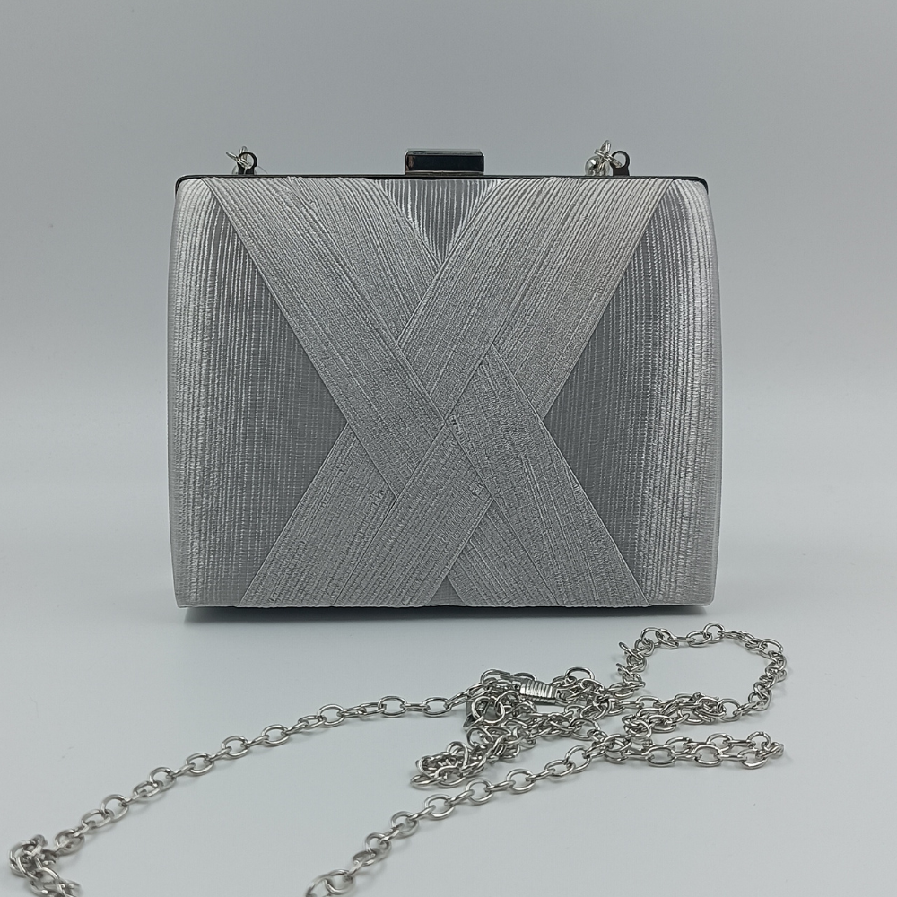 Ασημί clutch τσάντα με μεταλλικό χερούλι και αλυσίδα – Suga Style