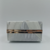 Λευκή βραδινή τσάντα clutch με χρυσές λεπτομέρειες και αλυσίδα