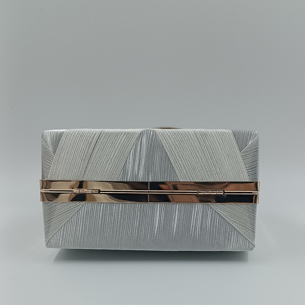 Λευκή βραδινή τσάντα clutch με χρυσές λεπτομέρειες και αλυσίδα