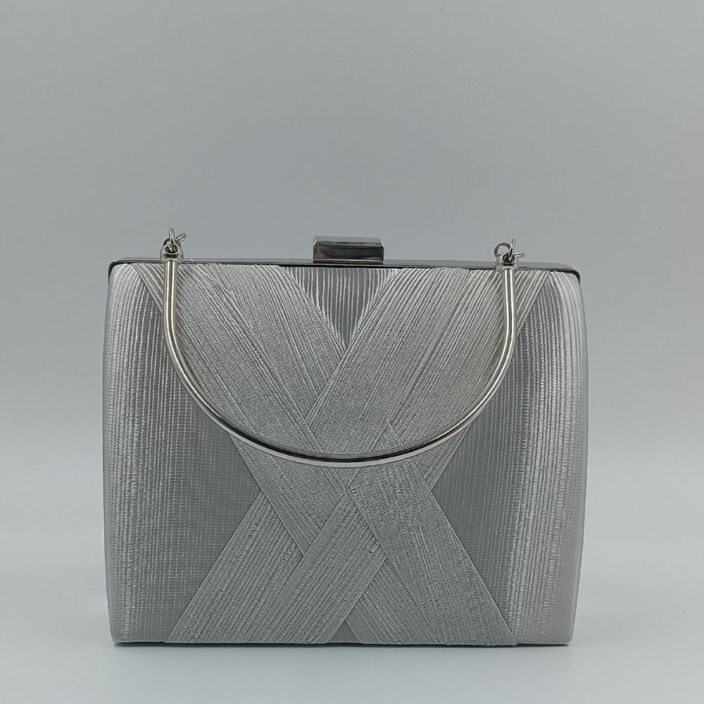 Γυναικεία ασημί βραδινή τσάντα clutch με ανάγλυφο σχέδιο