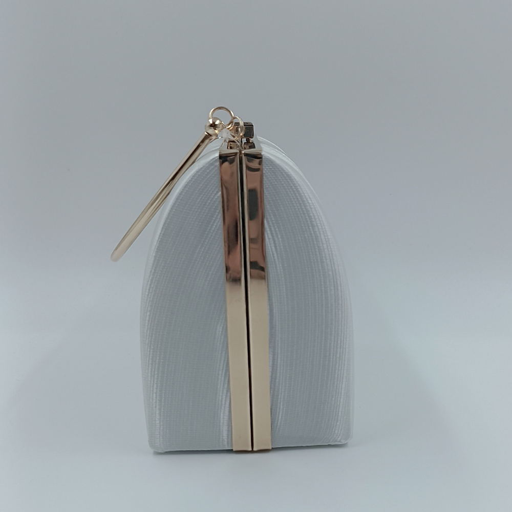 Γυναικείο λευκό clutch τσαντάκι με χρυσή αλυσίδα – Suga Style