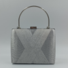 Γυναικεία ασημί βραδινή τσάντα clutch με ανάγλυφο σχέδιο