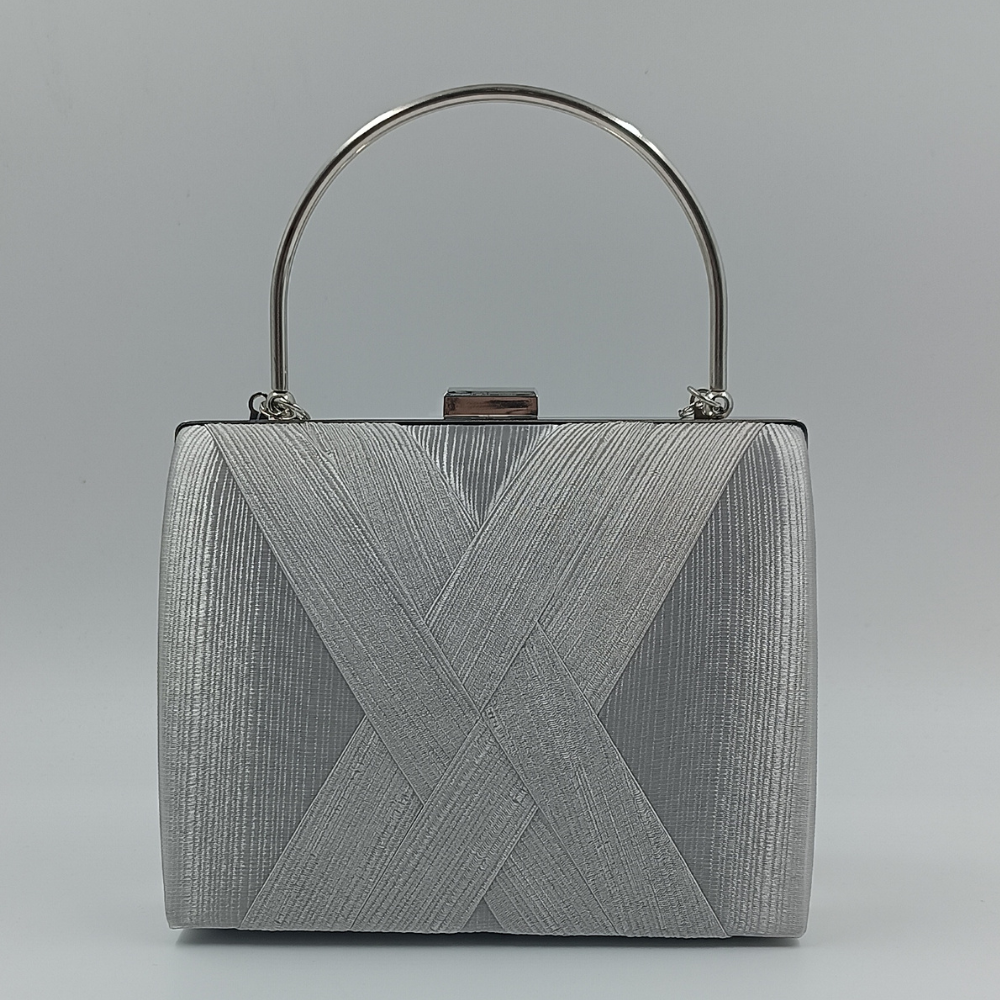 Γυναικεία ασημί βραδινή τσάντα clutch με ανάγλυφο σχέδιο