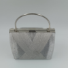 Βραδινό clutch ασημί με γεωμετρικό σχέδιο και μεταλλική αλυσίδα