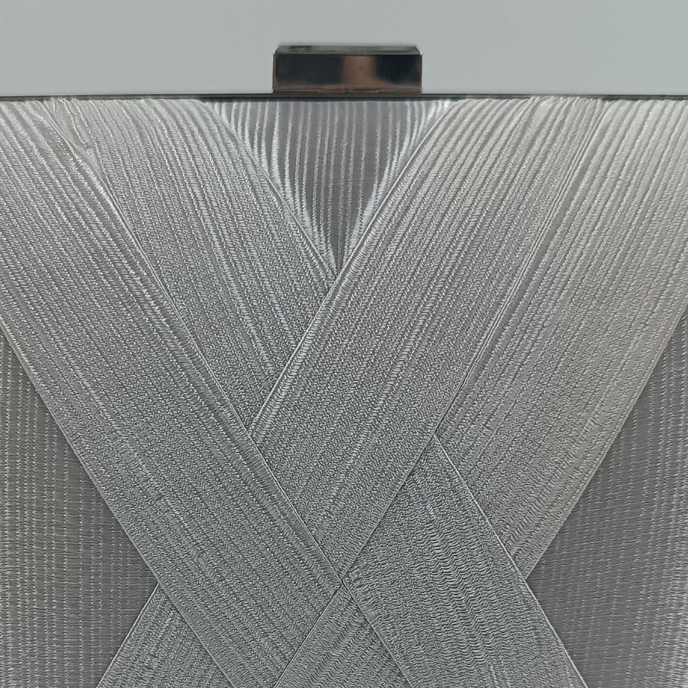 Γυναικεία ασημί βραδινή τσάντα clutch με ανάγλυφο σχέδιο