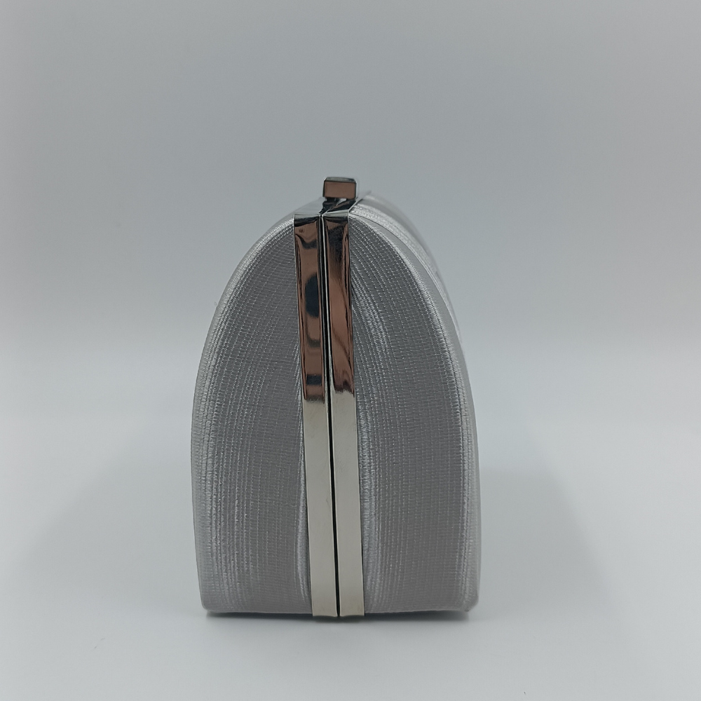 Ασημί βραδινό τσαντάκι clutch με μεταλλικές λεπτομέρειες