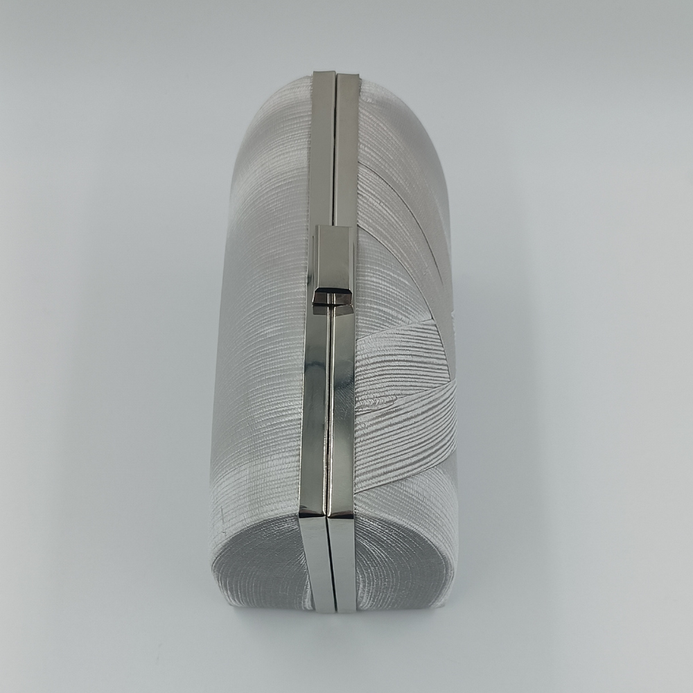 Ασημί clutch τσαντάκι χειρός με μεταλλικό χερούλι για βραδινές εμφανίσεις