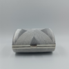 Βραδινό clutch ασημί με γεωμετρικό σχέδιο και μεταλλική αλυσίδα