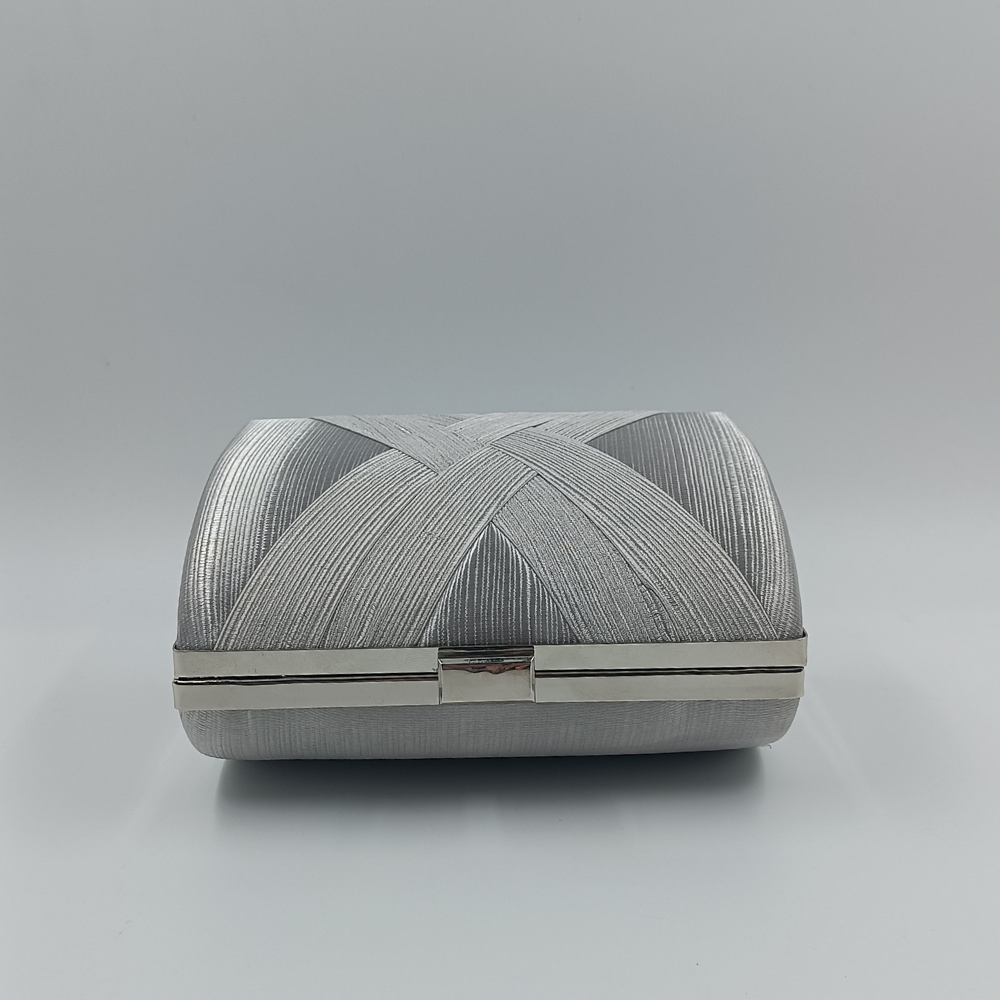 Βραδινό clutch ασημί με γεωμετρικό σχέδιο και μεταλλική αλυσίδα