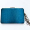 Πίσω όψη μπλε πετρόλ βραδινής τσάντας clutch με tassel