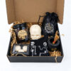 Halloween Gift Box Spooky Vibes με κεριά νεκροκεφαλή, μαύρες κάλτσες και πουγκί Suga Style