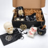 Halloween Gift Box Spooky Vibes Suga Style με κεριά, Halloween διακοσμητικά και μαύρη συσκευασία