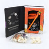 Αρωματικά Halloween wax melts σε σχήμα κρανίου με θεματικές κάλτσες και μολύβι