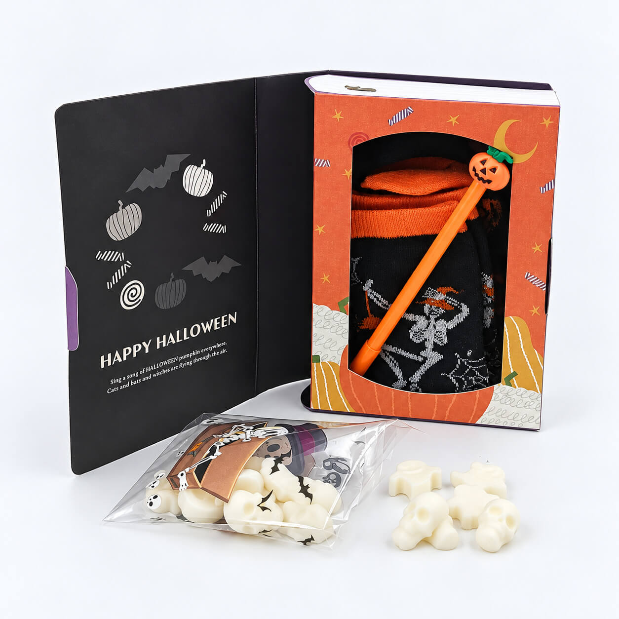 Αρωματικά Halloween wax melts σε σχήμα κρανίου με θεματικές κάλτσες και μολύβι