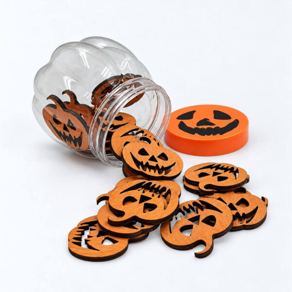 Ξύλινες κολοκύθες Halloween σε βάζακι με πορτοκαλί καπάκι και μαύρο πρόσωπο κολοκύθας