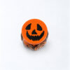 Ξύλινες κολοκύθες Halloween με τρομακτικά προσωπάκια έξω από το διακοσμητικό βάζο