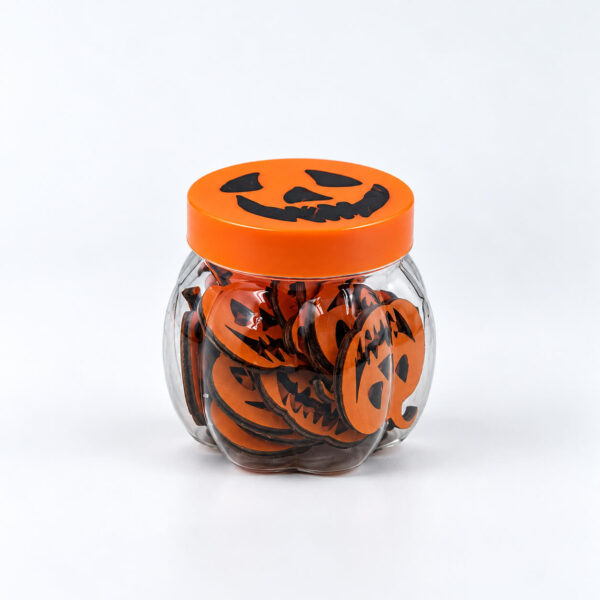 Ξύλινες κολοκύθες Halloween με τρομακτικά προσωπάκια έξω από το διακοσμητικό βάζο