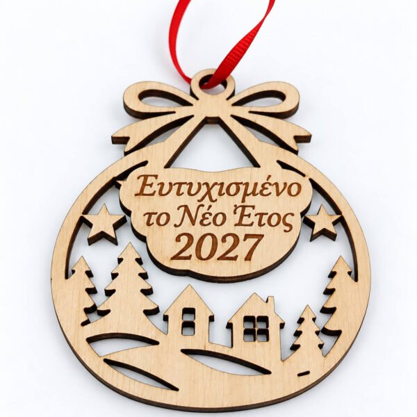 Ξύλινο στολίδι 2027 με γιορτινό χωριό και κόκκινη κορδέλα